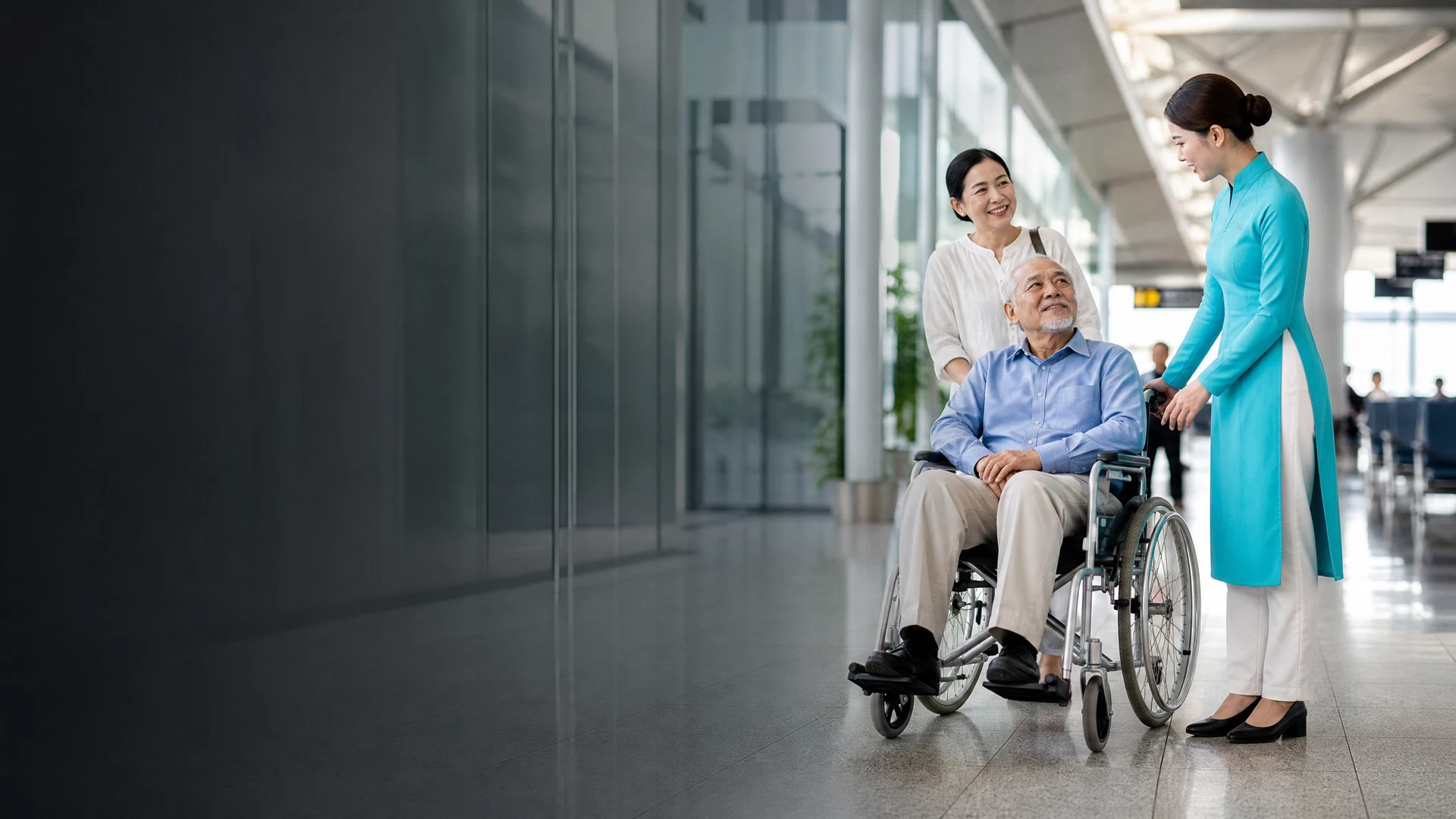 Hành khách cao tuổi được hỗ trợ tại nhà ga sân bay
