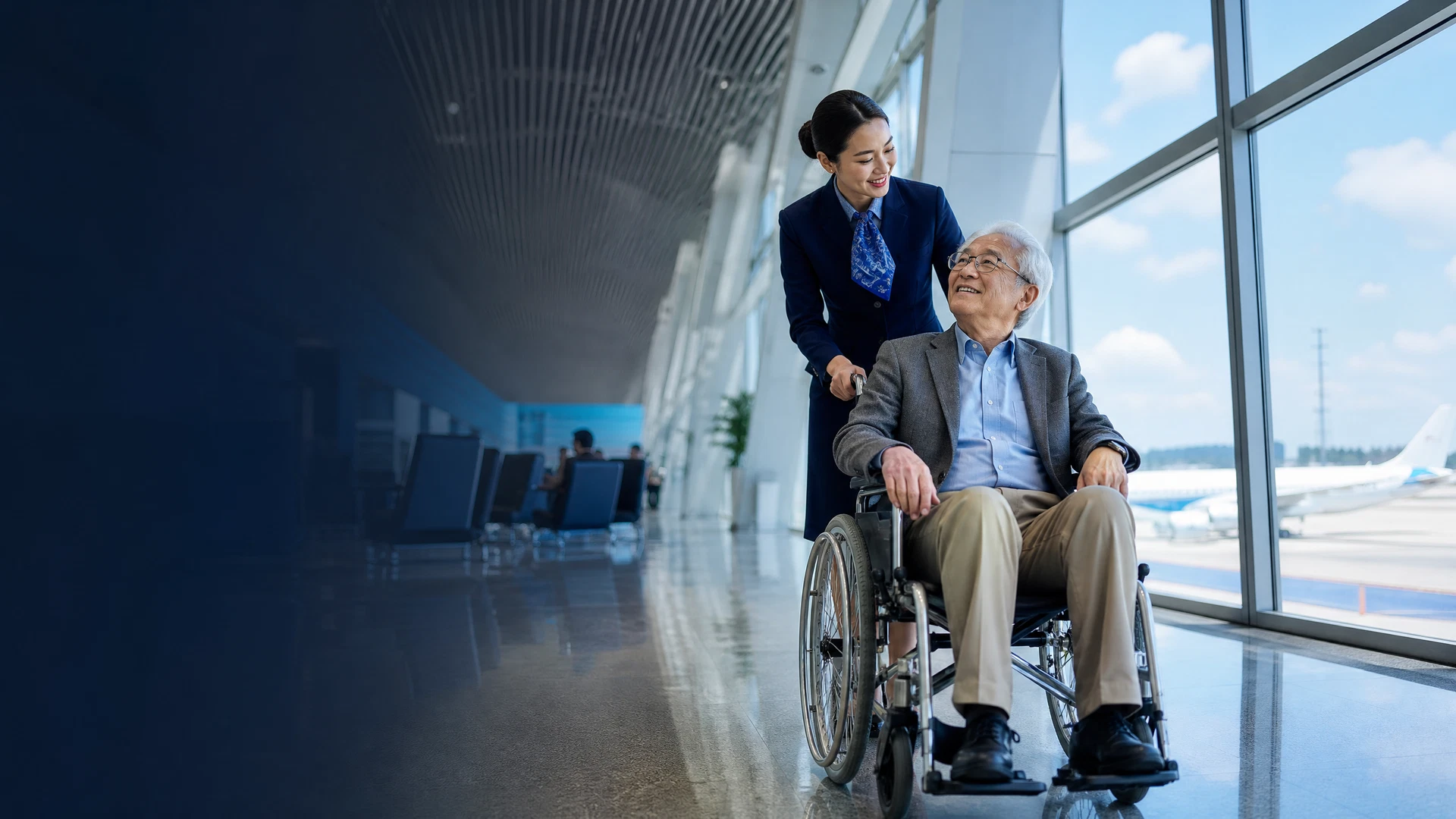 Nhân viên sân bay hỗ trợ hành khách cao tuổi sử dụng xe lăn