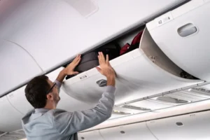 Những điều không nên làm khi bay hạng phổ thông - Chiếm hết ngăn chứa đồ trên cao